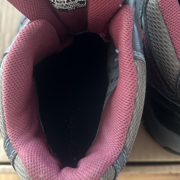 KEEN trekker boot size 7.5 brown and burgundy - Picture 11 of 17